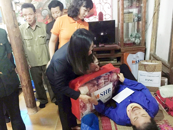Tặng sổ tiết kiệm cho cựu nữ TNXP ảnh 2
